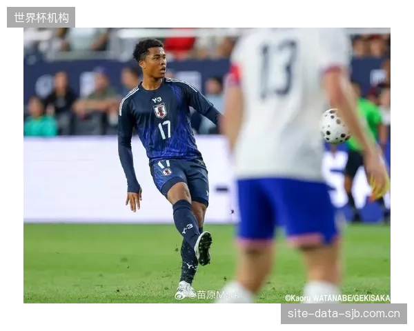 日本队中场强大的拦截能力是防守保障，但也伴随着高频率的身体接触和犯规风险。